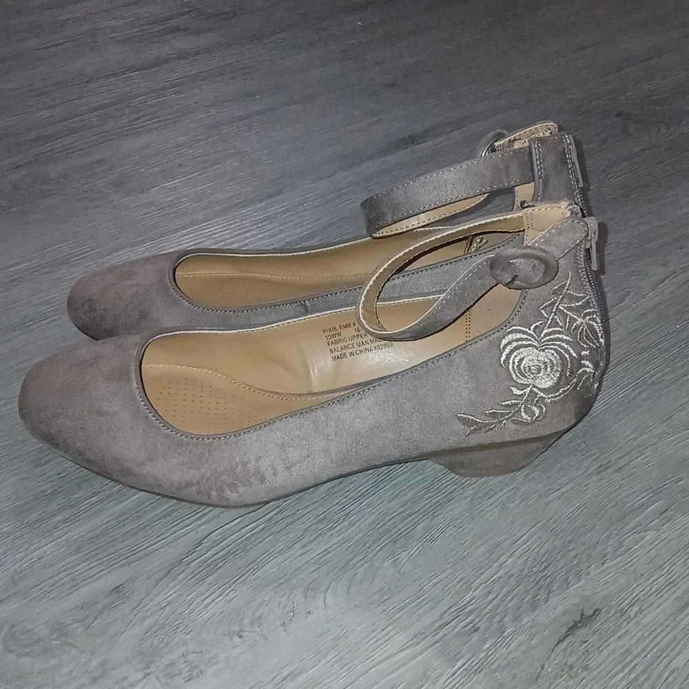 Comfortview Pixie tan ankle strap heels with embroidery on side Sz 10WW NWOT